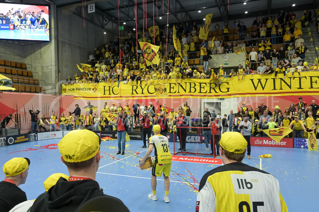 Zug United vs HC Rychenberg - 22. February 2025 | Zug United vs HC RychenbergSporthalle Wankdorf, BernClaudio Mutter (#13 HC Rychenberg Winterthur) präsentiert den Pokal.Bild: Sportfotografie Markus Aeschimann | www.markus-aeschimann.ch - Realisiert mit Pictrs.com