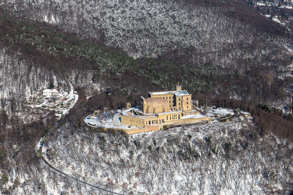 Luftbild: Winterluftbild im Schnee des Hambacher Schloß im Ortsteil Diedesfeld in Neustadt im Bundesland Rheinland-Pfalz in Deutschland. Foto: IMG_124581.jpg vom 11.02.2021 durch Werner Riehm/FLY-FOTO.de
