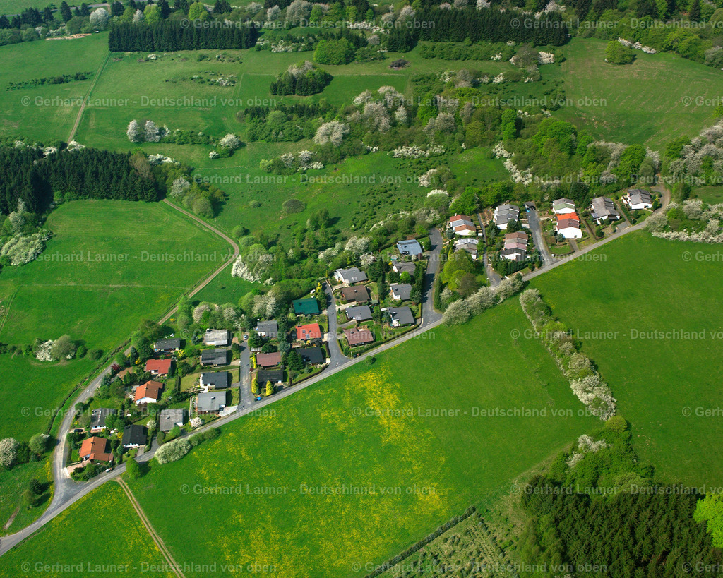 2610019 | ARBORN 09.06.2006 Landwirtschaftliche Nutzflächen und Feldgrenzen  umsäumen das Siedlungsgebiet des Dorfes in Arborn im Bundesland Hessen, Deutschland // Agricultural land and field boundaries surround the settlement area of the village  in Arborn in the state Hesse, Germany Foto: Gerhard Launer