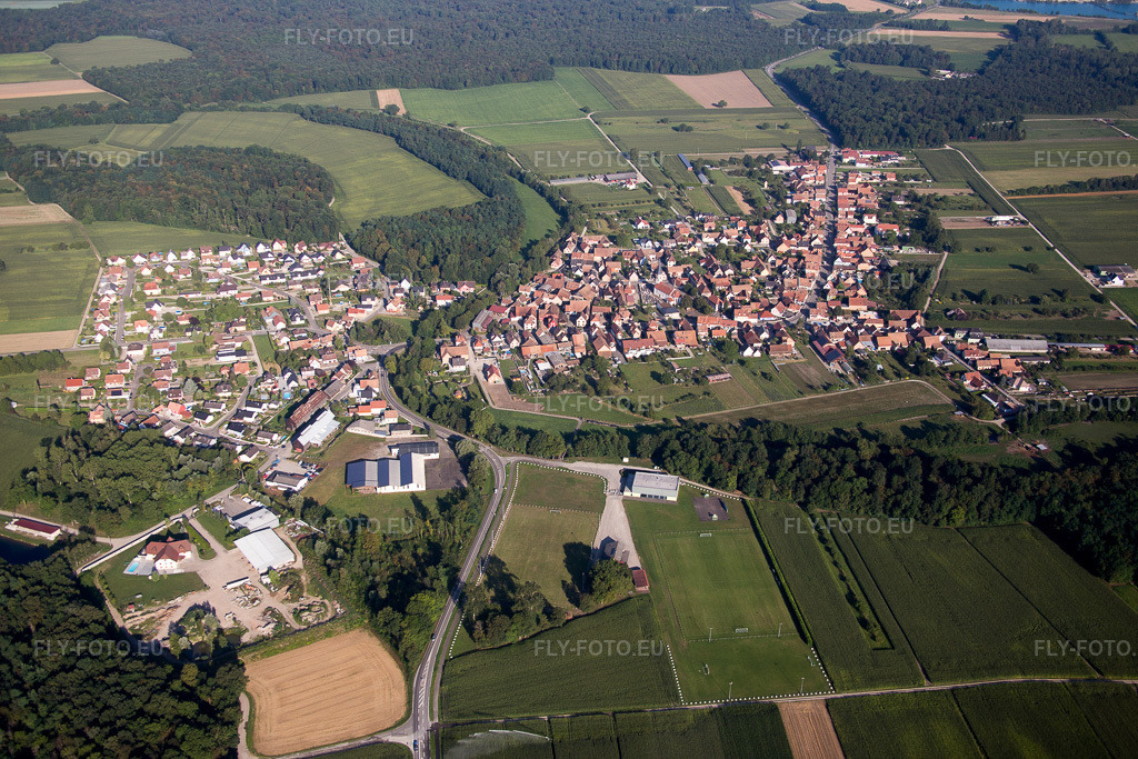 Vue aérienne: Champs agricoles et terres arables à Herbsheim dans le département Bas Rhin, France. Photo: IMG_093233.jpg prise le 16/08/2016 par Werner Riehm/FLY-FOTO.eu – Résolution de l'original: 5472 x 3648 px