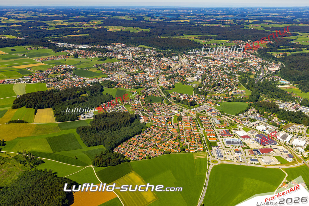 Aktuelles Luftbild von  Traunstein - Die Luftaufnahme wurde 2022 mittels UL-Flugzeug erstellt ( keine Drohne ) - hochauflösende Kamera-Systeme von  Canon -Beste Qualität - Für grossformatige Ausdrucke geeignet. Die Geschenkidee !