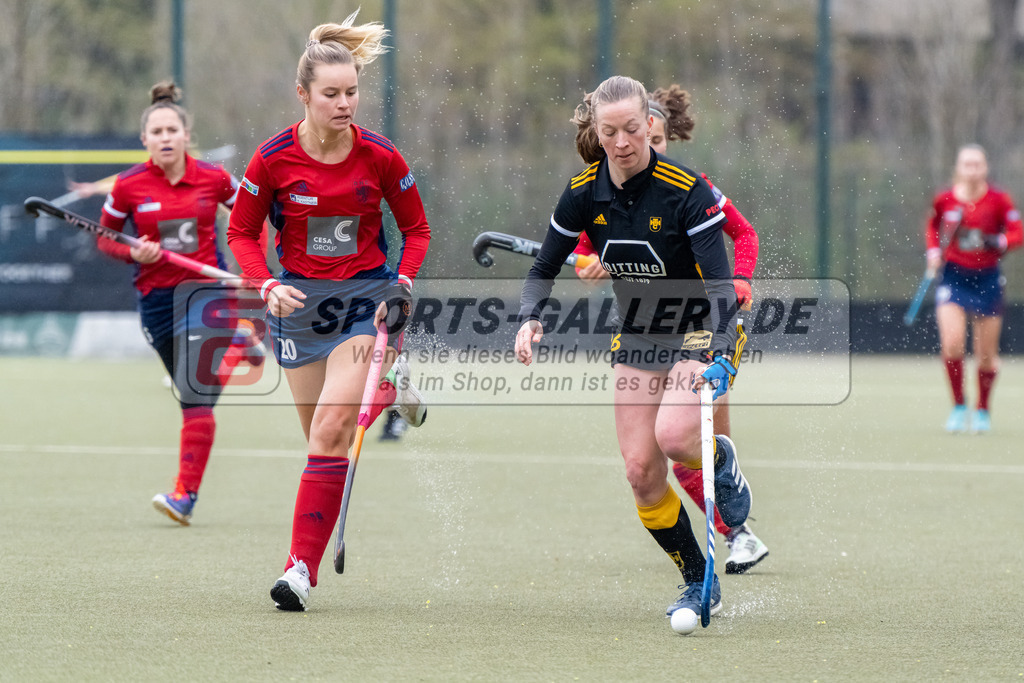 HK_20230401_106589 | 1. Bundesliga Damen Düsseldorfer HC - Harvestehuder THC  am 1.4.2023 DHC Düsseldorf, Düsseldorf , Hauke Franziska ( Harvestehuder THC #26 ) , Luca Scheuten ( Düsseldorfer HC #20 )