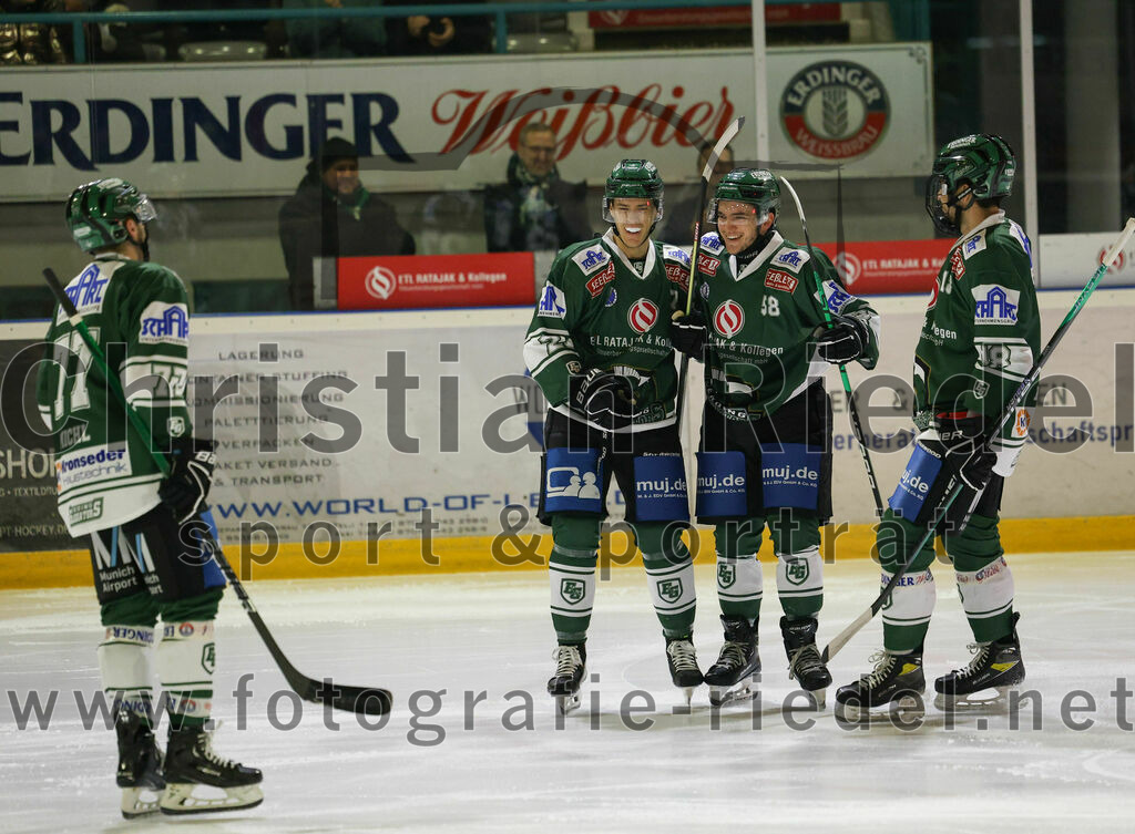 2024-01-12_074_TSV_Erding_gegen_EV_Dingolfing | Erding, Deutschland, 12.01.2024:
Eishockey, Bayernliga Vorrunde 2023 / 2024, 24. Spieltag, TSV Erding gegen EV Dingolfing, Endergebnis: 10:2

Philipp Michl (Erding Gladiators, #77), Mark Waldhausen (Erding Gladiators, #27), Paul Pfenninger (Erding Gladiators, #58), Daniel Krzizok (Erding Gladiators, #18)

Foto: Christian Riedel / fotografie-riedel.net