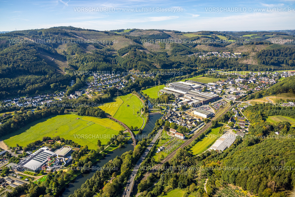Plettenberg230908333 | Luftbild, Fischbauchträgerbrücke über den Fluss Lenne, Sehenswürdigkeit und denkmalgeschützte Eisenbahnbrücke, Waldgebiet mit Waldschäden, Novelis Deutschland GmbH Aluminiumanbieter, Wasserkraftwrk Am Obergraben und  Fluss Lenne mit Fußgägerbrücke, Erlebnisbad AquaMagis mit großer Wasserrutsche, Ohle, Plettenberg, Sauerland, Nordrhein-Westfalen, Deutschland