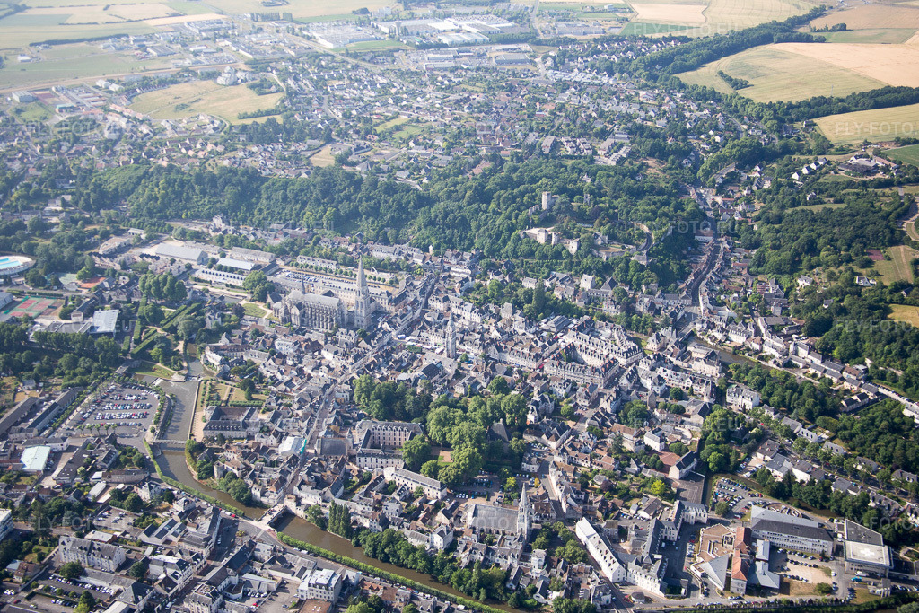 Vue aérienne: Vue de la ville à Vendôme dans le département Loir et Cher, France. Photo: IMG_081082.jpg prise le 19/06/2015 par Werner Riehm/FLY-FOTO.eu – Résolution de l'original: 5472 x 3648 px