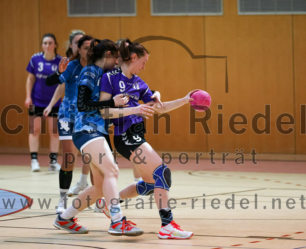 2023-01-21_101_SpVgg_Altenerding_gegen_TSV_Karlsfeld | Erding, Deutschland, 21.01.2023:
Handball, Bezirksoberliga Frauen Altbayern 2022 / 2023, 8. Spieltag, SpVgg Altenerding gegen TSV Karlsfeld, Endergebnis: 28:24

Laura Weiss (TSV Eintracht Karlsfeld, #14), Julia Kranich (SpVgg Altenerding, #9)

Foto: Christian Riedel / fotografie-riedel.net