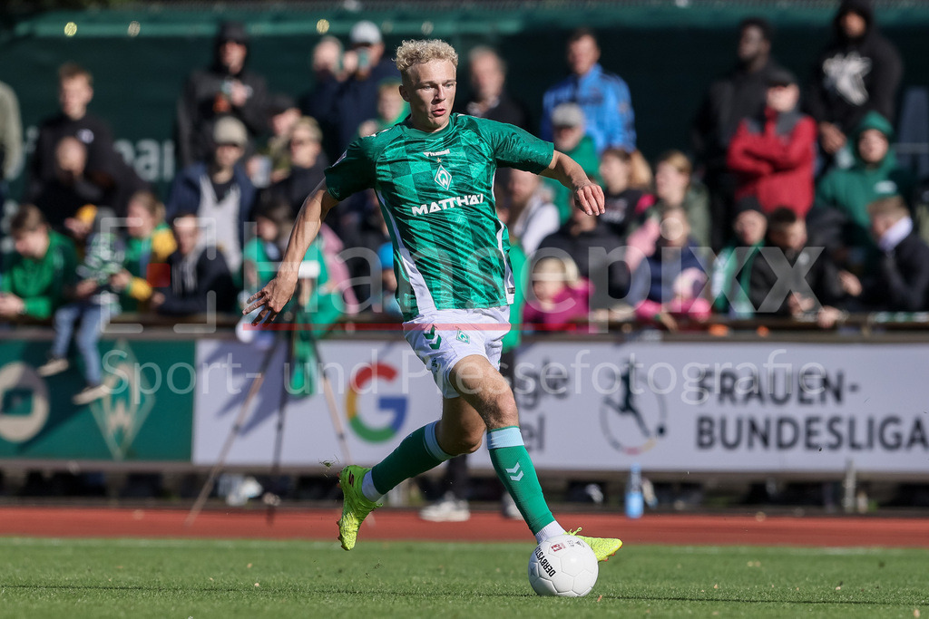 Fussball, Regionalliga Nord, SV Werder Bremen II - Hamburger SV II | v.li: Leon Opitz (SV Werder Bremen II, 35) am Ball, Freisteller, Einzelbild, Ganzkörper, Aktion, Action, Spielszene