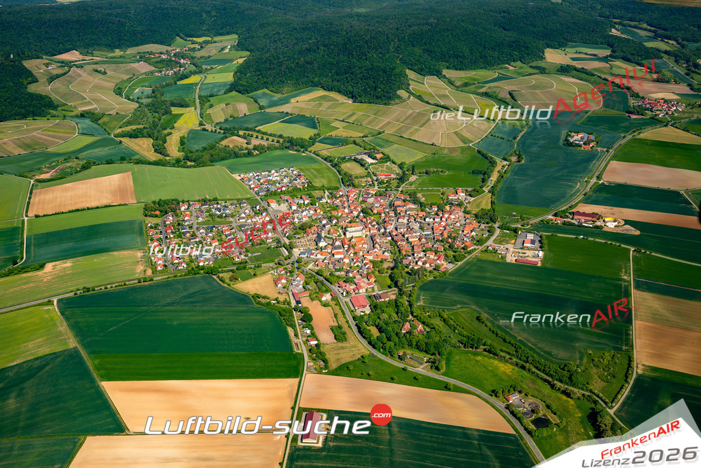 Luftaufnahme der Stadt Oberschwarzach - Die Luftaufnahme wurde 2025 vom UL-Flugzeug heraus erstellt ( keine Drohne ) - Hochauflösende Luftaufnahme - für professionelle Ausdrucke geeignet. Die Geschenkidee !Mit Lizenz und Bildrechte bestellbar