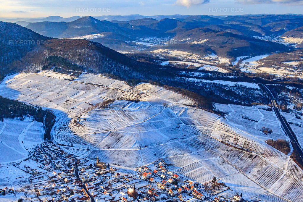 Luftbild: Winzerdorf unter der Weinlage Keschdebusch im Winter bei Schnee in Birkweiler im Bundesland Rheinland-Pfalz in Deutschland. Foto: IMG_36368.jpg vom 03.01.2011 durch Werner Riehm/FLY-FOTO.de