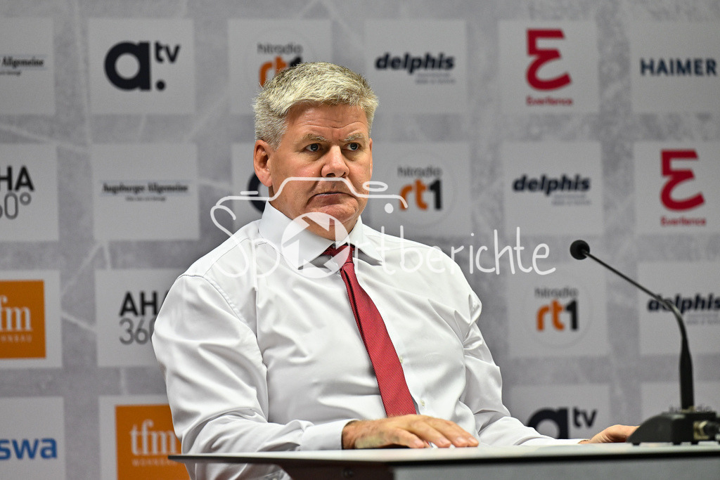 Augsburger Panther - Eisbären Berlin | Im Bild Bill PETERS Trainer Augsburger Panther auf der Pressekonferenz nach dem Spiel gegen die Eisbären / Einzelfoto / Freisteller / DEL: Augsburger Panther  - Eisäbren Berlin; Curt Frenzel Stadion am 03.10.2025