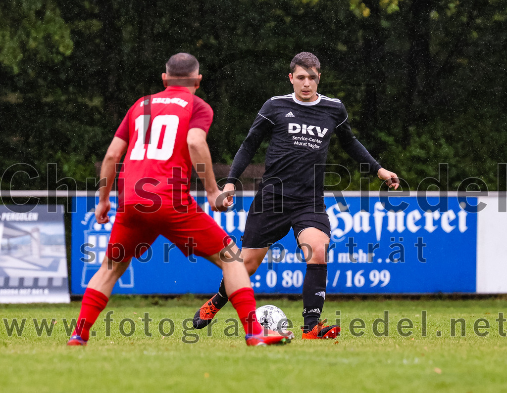 2023-08-27_051_TSV_Steinhoering_gegen_FC_Ebersberg | Steinhöring, Deutschland, 27.08.2023:
Fußball, Kreisklasse 2023 / 2024, 2. Spieltag, TSV Steinhöring gegen FC Ebersberg, Endergebnis: 2:0

Riza Terzija (FC Ebersberg, #10), Leonhard Lang (TSV Steinhöring, #2)

Foto: Christian Riedel / fotografie-riedel.net