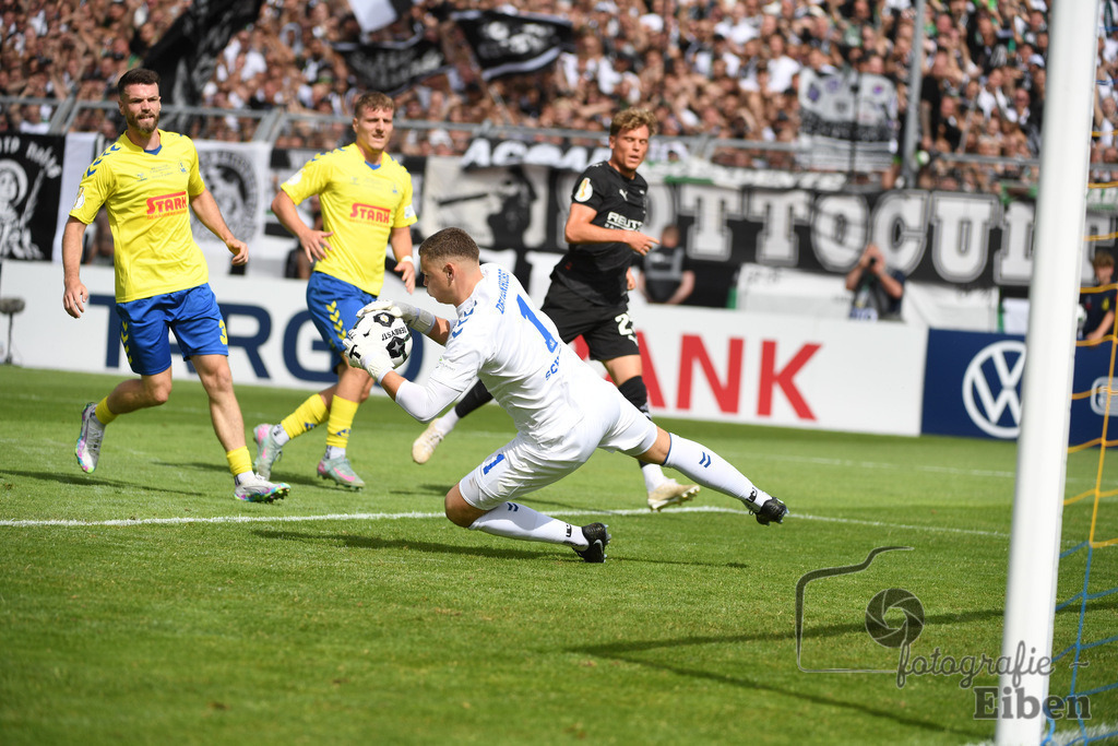 SV Atlas-Delmenhorst-Borussia Mönchengladbach | DFB-Pokal 1. Runde;SV Atlas Delmenhorst (gelb)-Borussia Mönchengladbach (schwarz) am 17.08.2025 in Oldenburg (Marschweg-Stadion), Photo: Philip Eiben 2025 - Realisiert mit Pictrs.com