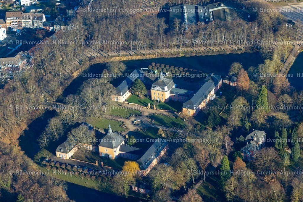 Luftbild Mönchengladbach-8440 | Luftbildfotografie Gelände des Wasserschloß Schloss Wickrath im gleichnamigen Stadtteil von Mönchengladbach im Bundesland Nordrhein-Westfalen - Realisiert mit Pictrs.com