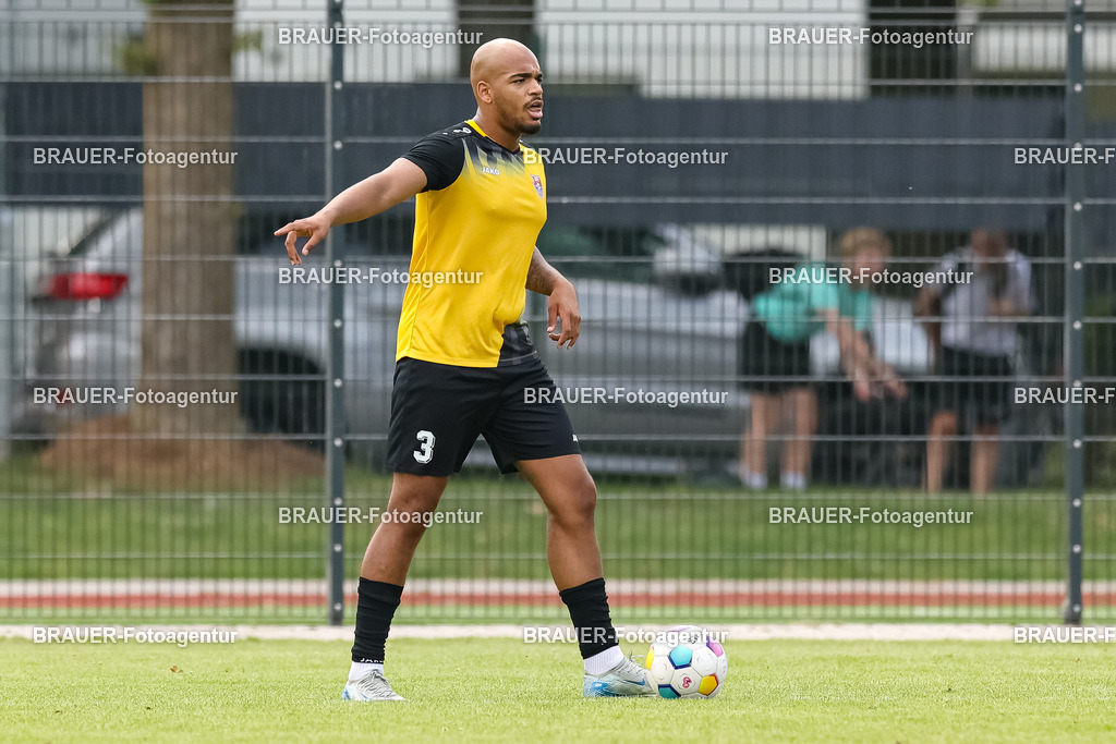 1_SVSKFC_20250726_1018.JPG -  - SV Schermbeck - KFC Uerdingen  - Testspiel | Schermbeck, Deutschland, 26.07.25: Anthony Oscasindas (KFC Uerdingen) in Aktion, am Ball, Einzelaktion während des Testspiel Spiels zwischen SV Schermbeck - KFC Uerdingen  in der Volksbank Arena am 26. July 2025 in Schermbeck, Deutschland. (Foto von Stefan Brauer/Brauer-Fotoagentur)