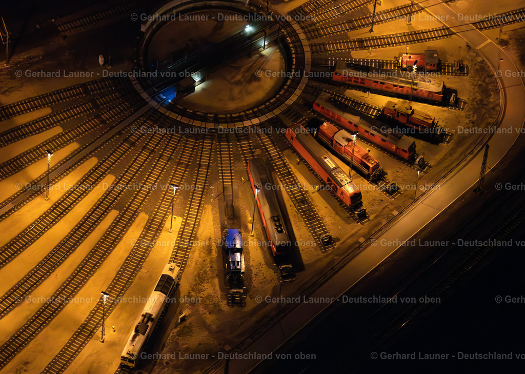 3901438 | NüRNBERG 21.08.2021 Gleisanlagen und Schienenstrecken am Rundschuppen ( auch Lokschuppen, Lokhalle oder Triebfahrzeughalle ) des Bahn- Betriebswerkes im Ortsteil Rangierbahnhof in Nürnberg im Bundesland Bayern, Deutschland. Weiterführende Informationen bei: DB Netz AG,  Deutsche Bahn AG. // Trackage and rail routes on the roundhouse - locomotive hall of the railway operations work in the district Rangierbahnhof in Nuremberg in the state Bavaria, Germany. Further information at: DB Netz AG,  Deutsche Bahn AG. Foto: Gerhard Launer, Nachtaufnahme