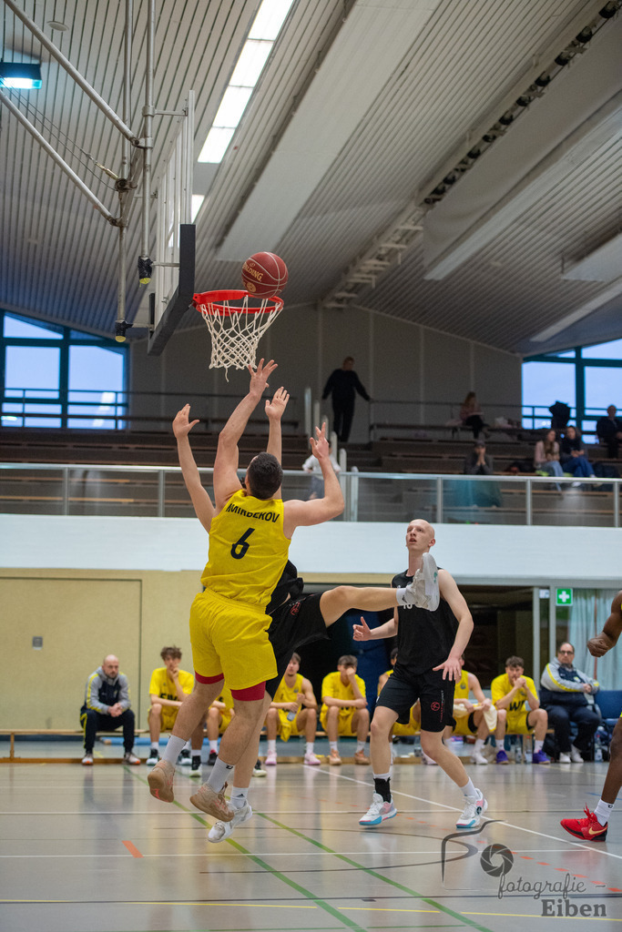 Baskets Juniors/TSG Westerstede-Rasta Vechta 3 | 1. Basketball-Regionalliga; Baskets Juniors/TSG Westerstede (gelb) - Rasta Vechta 3 (schwarz) am 18.01.2025 in Westerstede (Hössensporthalle), Photo: Philip Eiben 2025 - Realisiert mit Pictrs.com
