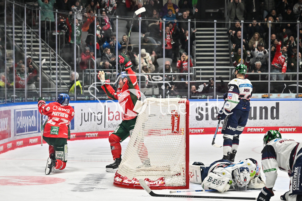 Augsburger Panther - Eisbären Berlin | AUGSBURG, GERMANY - 27. JANUARY: Jubel der Hausherren nach dem Treffer zum 2-1 durch Kyle MAYHEW (Augsburger Panther 27) / Tor / Torschuetze / Freude / Happy während dem Match zwischen den Augsburger Panthern und den Fischtown Pinguins am 43. Spieltag der Penny DEL im Curt Frenzel Stadion