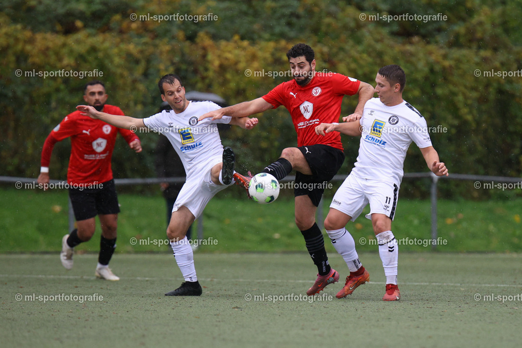 Fußball I Herren I Saison 2025/2026 I Landesliga Holstein I 14. Spieltag I SVT Bad Oldesloe - TSV Pansdorf | Fatin Karanfil (7, SVT Bad Oldesloe) im Zweikampf mit Joel Denker (28, TSV Pansdorf) und Malte Villbrandt (11, TSV Pansdorf)  - Realisiert mit Pictrs.com