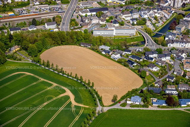 Meschede240505862 | Luftbild, Klausenberg Brachfläche, Baumallee an der Klausenkapelle und Kreuzweg, Agentur für Arbeit Jobcenter, Meschede-Stadt, Meschede, Sauerland, Nordrhein-Westfalen, Deutschland