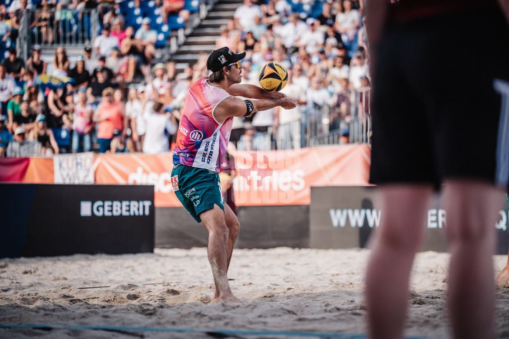 Beachvolleyball | Männer | Deutsche Meisterschaften 2025 Timmendorfer Strand | 04.09.2025 | Niklas Held nimmt den Ball an