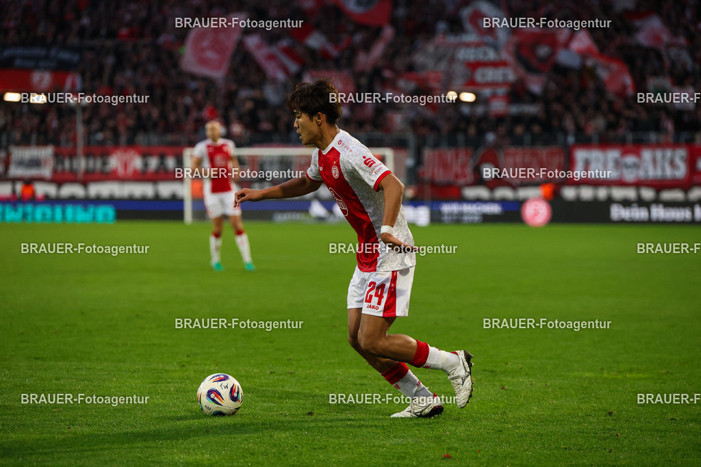 Rot-Weiss Essen - 1.Fc Schweinfurt | Essen, Deutschland, 02.11.2025 Kaito Mizuta  (Rot-Weiss Essen) Einzelaktion während des 3.Liga Spiels zwischen  Rot-Weiss Essen und 1.Fc Schweinfurt am 02.11.2025 im Stadion an der Hafenstraße in Essen. (Foto von Timo Bluhmki-Schmidt/Brauer Fotoagentur