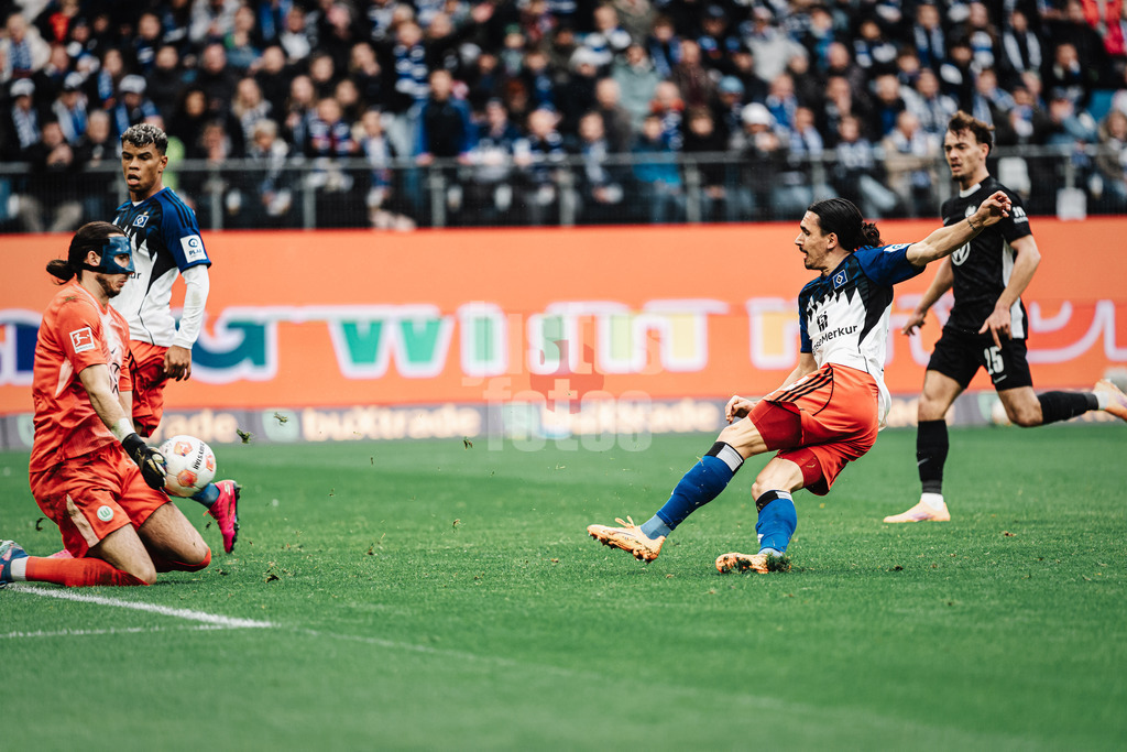 Fußball | Männer | Saison 2025/2026 | 1. Fußball-Bundesliga | 8. Spieltag | Hamburger SV vs. VfL Wolfsburg | 25.10.2025 | rechts Rayan Philippe (#14, HSV) scheitert an Kamil Grabara (#1, VfL Wolfsburg)