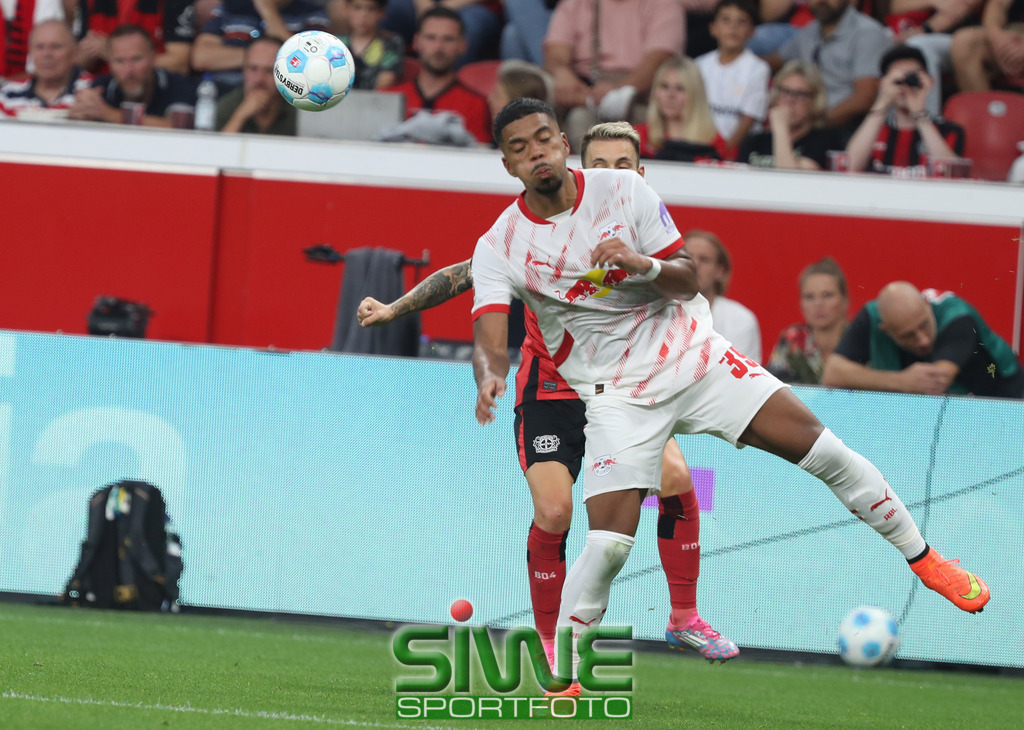 1.Fussball-Bundesliga  :    Bayer 04 Leverkusen--RB Leipzig   2.Spltg. | 31.08.2024.2024; Fussball; GER;  Saison 2024/2025 ; 1.Bundesliga;  2.Spieltag. :  Bayer 04 Leverkusen-- RB Leipzig  :    Benjamin Henrichs (39/RBL)  kann den Ball vor Alejandro Grimaldo (20/B04)  klären.DFL REGULATIONS PROHIBIT ANY USE OF PHOTOGRAPHS AS IMAGE SEQENCES AND/OR QUASI-VIDEO. - Realisiert mit Pictrs.com