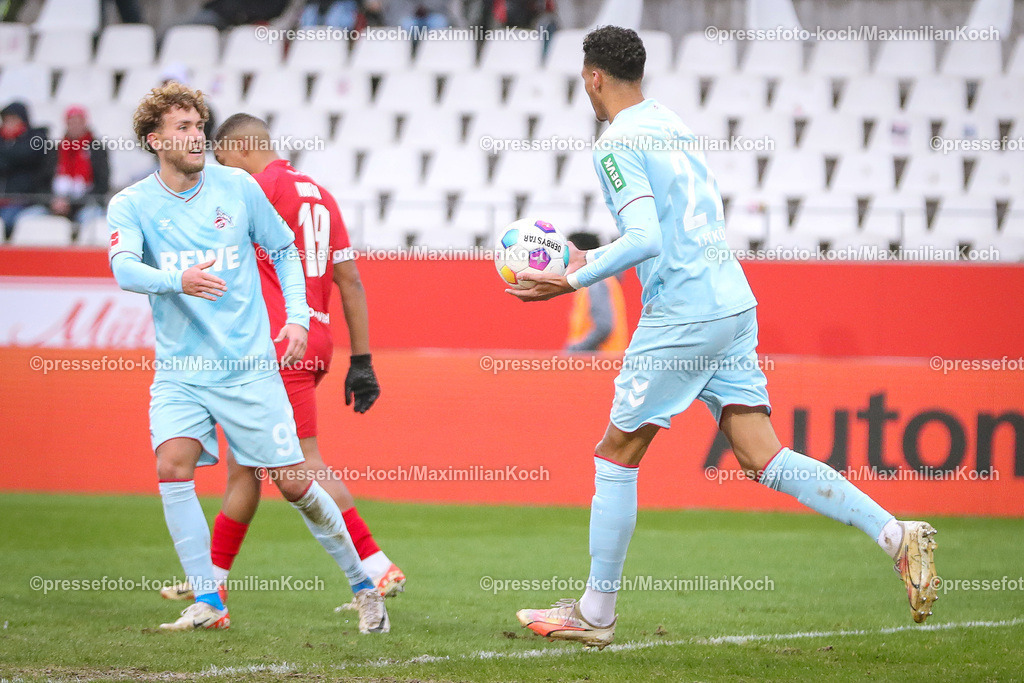 RWE06012401027 | 06.01.2024, Essen, Fußball, Herren, Stadion an der Hafenstraße, Testspiel, Rot-Weiss Essen – 1. FC Köln:  Torschütze Davie Selke (1.FC Köln) trifft zum 1:2. 
DFB regulations prohibit any use of photographs as image sequences and or quasi-video.