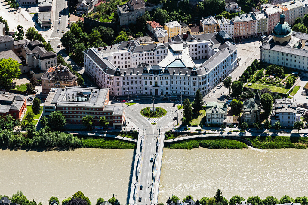 dr__0021541.jpg | SALZBURG 03.06.2019 Gerichts- Gebäudekomplex des Landesgericht Salzburg im Vordergrund die Karolinen Brücke über die Salzach in Salzburg in Österreich. // Court- Building complex of the Landesgericht Salzburg in Salzburg in Austria. Foto: Daniel Reiter