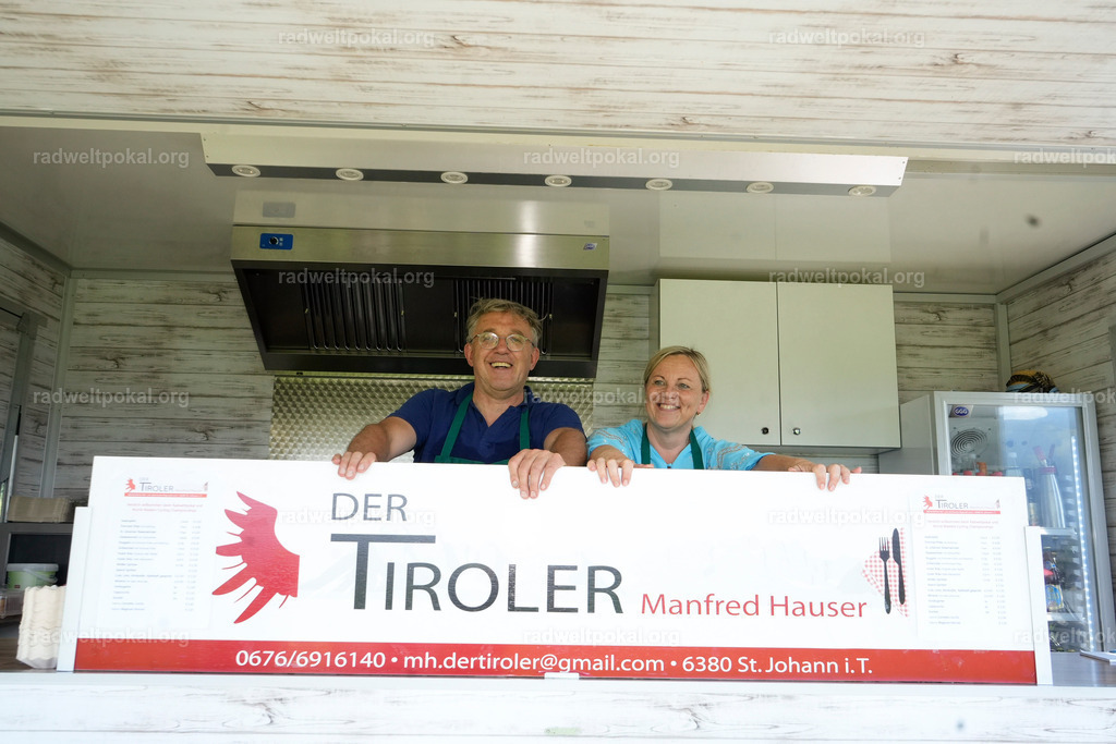 165_20230817_Bewerb_Maenner_Muehlanger | AUT - OESTERREICH, 2023-08-16: SPORT RENNRAD-FAHREN - 55. INTERNATIONALER RADWELTPOKAL IN ST. JOHANN IN TIROL  - Vintage-Radrennen mit WM-Bronze-Medaillen-Siegerin Christina Schweinberger, den Teilnehmer und Alexander Baumann (vom Orginastions-Team) - TAG 2 BEWERB MAENNER IN SECHS GRUPPEN  ; Foto: Roland Muehlanger