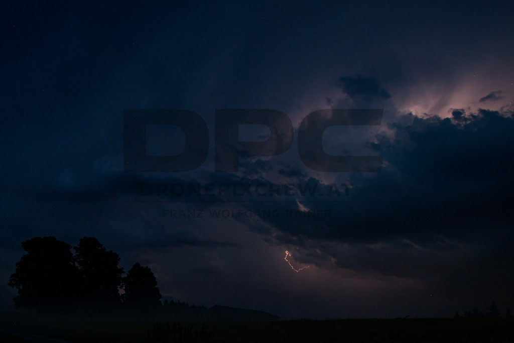 Blitze und Unwetter | Dramatische Gewitterstimmung mit Blitzen am Nachthimmel. Dunkle Wolken und intensive Lichtstimmungen zeigen die Kraft eines herannahenden Unwetters in eindrucksvoller Atmosphäre. - Realisiert mit Pictrs.com