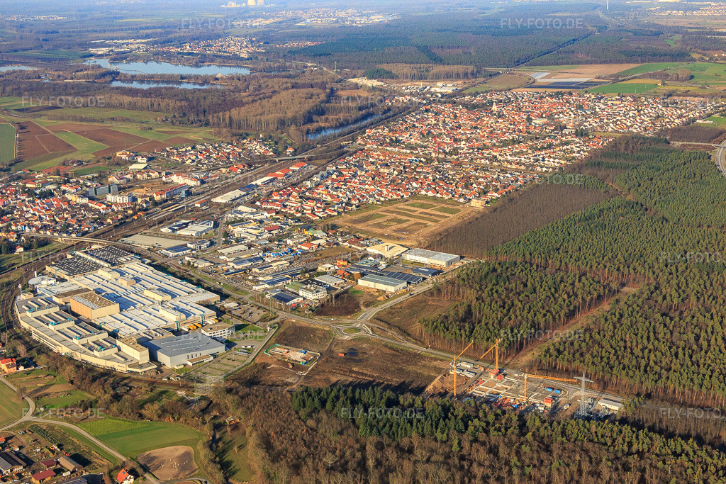 Luftbild: Firmengelände der SEW-EURODRIVE GmbH & Co KG – Fertigungswerk und SCC Mechanik/Mechatronik im Ortsteil Graben in Graben-Neudorf im Bundesland Baden-Württemberg in Deutschland. Foto: IMG_085341.jpg vom 19.12.2015 durch Werner Riehm/FLY-FOTO.deWWW.SEW-EURODRIVE.DE