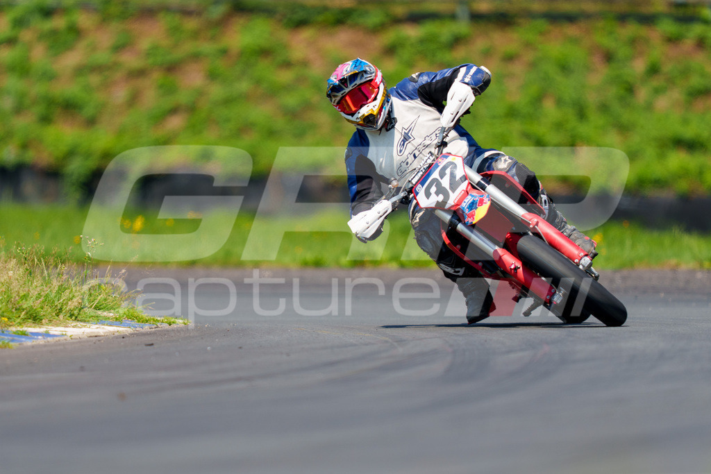 G-Cup + Supermoto Staatsmeisterschaft + Hungarian Supermoto Championship | GRIPcapture steht für authentische Sportfotografie in Österreich – für Momente, die mehr sind als Geschwindigkeit oder Ergebnis. Es geht um Emotion, Spannung, Fokus und den Augenblick, der oft nur einen Wimpernschlag dauert.Ob Motorsport, Teamsport oder 