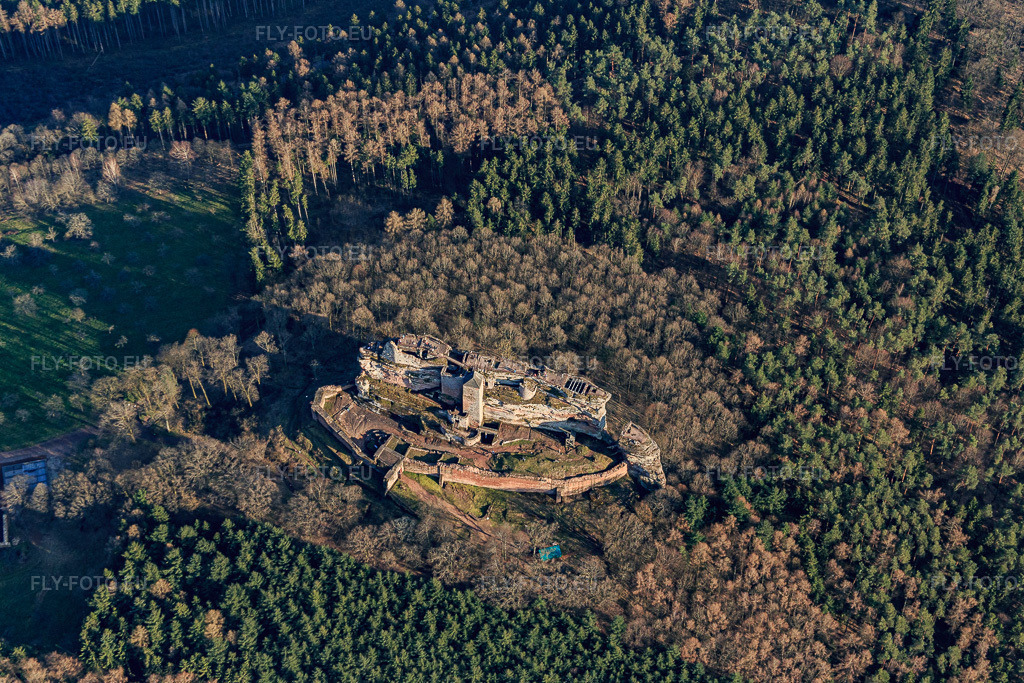 Vue aérienne: Ruines de Fleckenstein à Lembach dans le département Bas Rhin, France.Photo: IMG_086718-2.jpg prise le 26/03/2016 par Werner Riehm/FLY-FOTO.euRésolution de l'original: 5271 x 3514 pxWWW.FLECKENSTEIN.FR