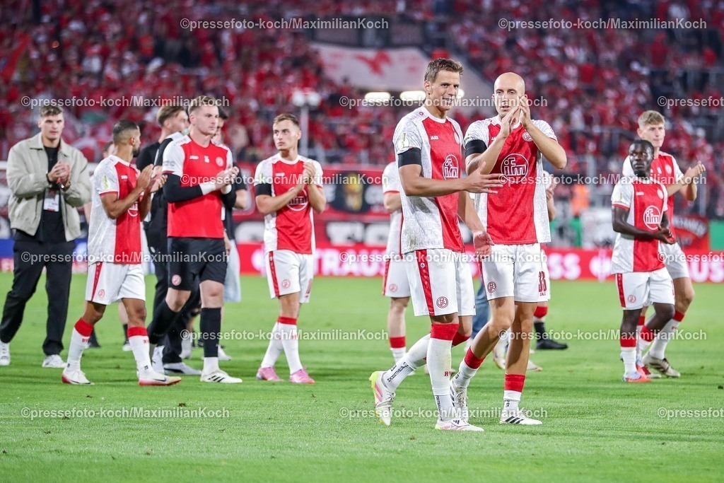 DFB18082501124 | 2025.08.18, Fußball, 1.Runde DFB-Pokal, Rot-Weiss Essen - Borussia Dortmund, Stadion Hafenstraße, Saison 2025 2026: Abschlussrunde nach der 0:1 Niederlage für den RWE.  Michael Schultz&nbsp;(Rot-Weiss Essen #04) neben Tobias Kraulich&nbsp;(Rot-Weiss Essen #33) DFB regulations prohibit any use of photographs as image sequences and or quasi-video.
