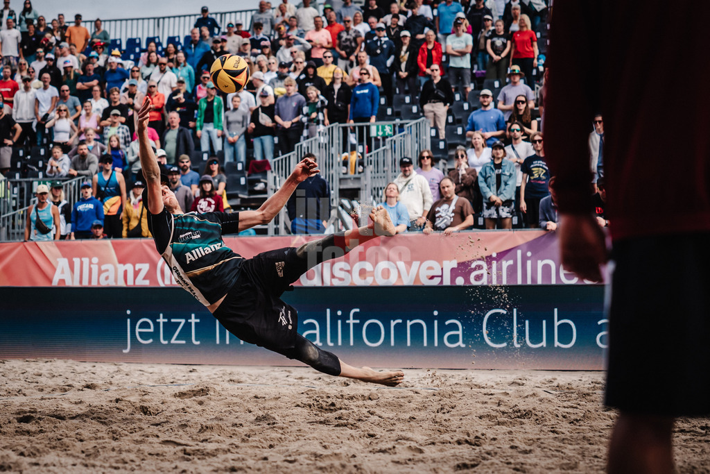 Beachvolleyball | Männer | Deutsche Meisterschaften 2025 Timmendorfer Strand | 05.09.2025 | Max Just schlägt den Ball aus ungünstiger Lage