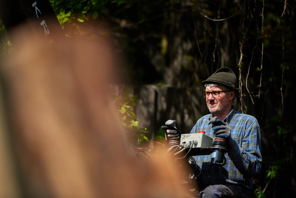 Waldköhlerei Hochecker | Michelbach, Austria - May 08, 2019: Waldköhlerei Hochecker, die 2011 in das Nationale Verzeichnis des immateriellen Kulturerbes der UNESCO aufgenommen wurde, produziert noch echte Holzkohle; Herr Hochecker beim Aufbau des Kohlmeilers. - Realisiert mit Pictrs.com