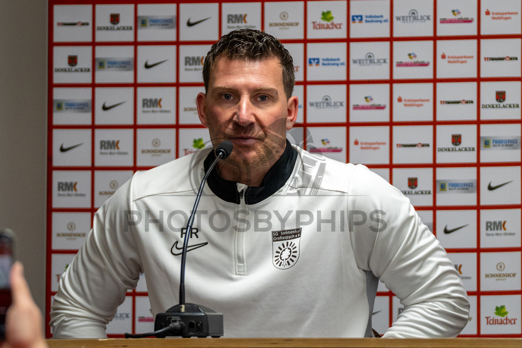 SG Sonnenhof Grossaspach vs. FC 08 Homburg, Fussball, Regionalliga Suedwest, 26. Spieltag, 28.03.2026 | Pascal Reinhardt (Trainer SG Sonnenhof Großaspach) nach der Niederlage bei der Pressekonferenz,SG Sonnenhof Grossaspach vs. FC 08 Homburg, Fussball, Regionalliga Suedwest, 26. Spieltag, 28.03.2026