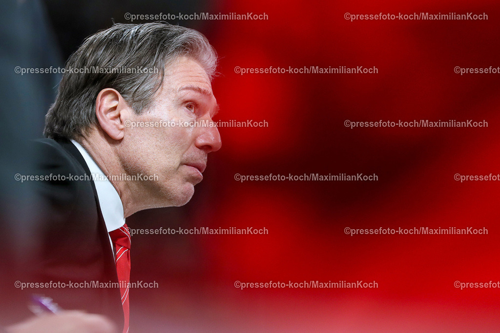 DueDEL25022401084 | 25.02.2024, Düsseldorf, Eishockey, Penny DEL, 49. Spieltag, PSD-BANK Dome, Düsseldorfer EG - Kölner Haie: Headcoach Trainer Uwe Krupp (Kölner Haie)