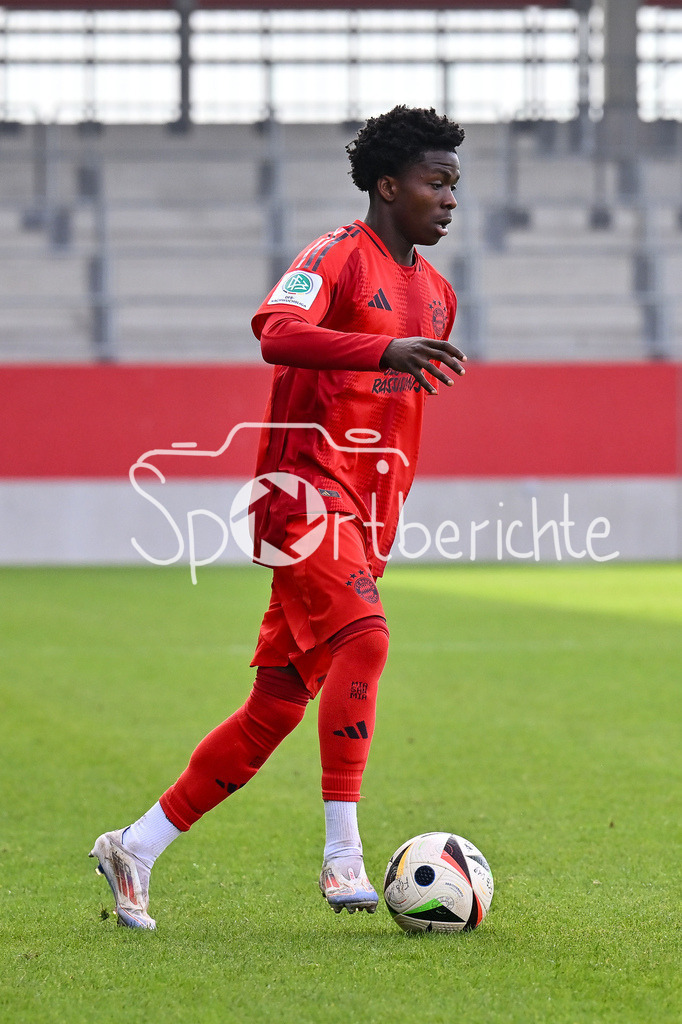 FC Bayern München U19 - SpVgg Unterhaching U19 | am Ball Oluwaseyi WILSON (FC Bayern München U19 #15) / Freisteller / Einzelfoto