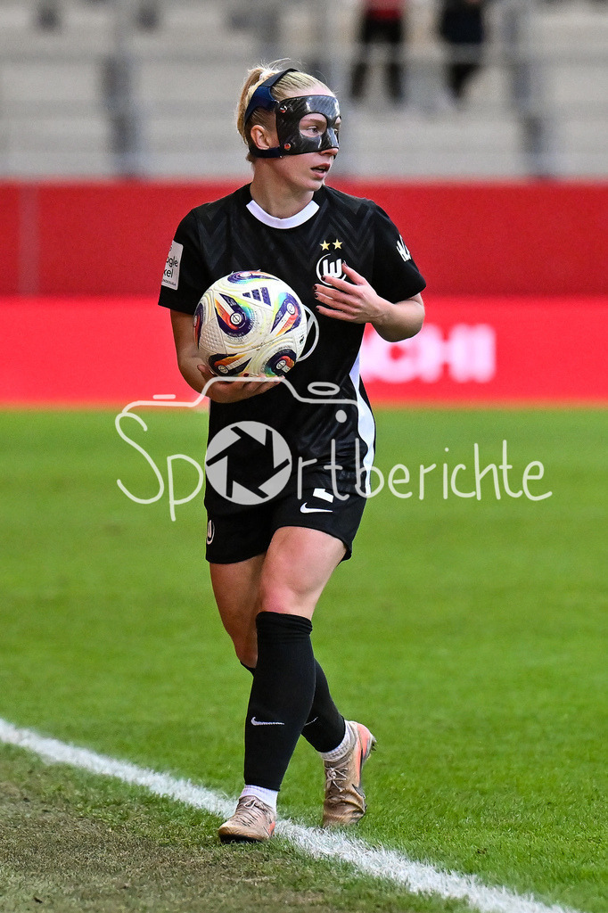 FC Bayern München - VfL Wolfsburg | MUNICH, GERMANY - 22. FEBRUARY: am Ball Thea BJELDE (VfL Wolfsburg Frauen 2) / Einzelfoto / Freisteller während dem Spiel zwischen den Frauen des FC Bayern München und den Frauen des VfL Wolfsburg am 19. Spieltag der Google Pixel Frauen-Bundesliga am FC Bayern Campus