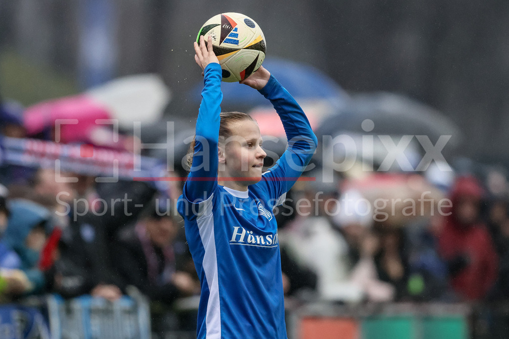 Fussball, 2. Frauen-Bundesliga, Hamburger SV - SV Meppen | v.li.: Nina Zimmer (SV Meppen, 12) beim Einwurf, Aktion, Action, Spielszene, Portrait, Nahaufnahme, Einzelfoto, Einzelbild, DIE DFB-RICHTLINIEN UNTERSAGEN JEGLICHE NUTZUNG VON FOTOS ALS SEQUENZBILDER UND/ODER VIDEOÄHNLICHE FOTOSTRECKEN. DFB REGULATIONS PROHIBIT ANY USE OF PHOTOGRAPHS AS IMAGE SEQUENCES AND/OR QUASI-VIDEO.