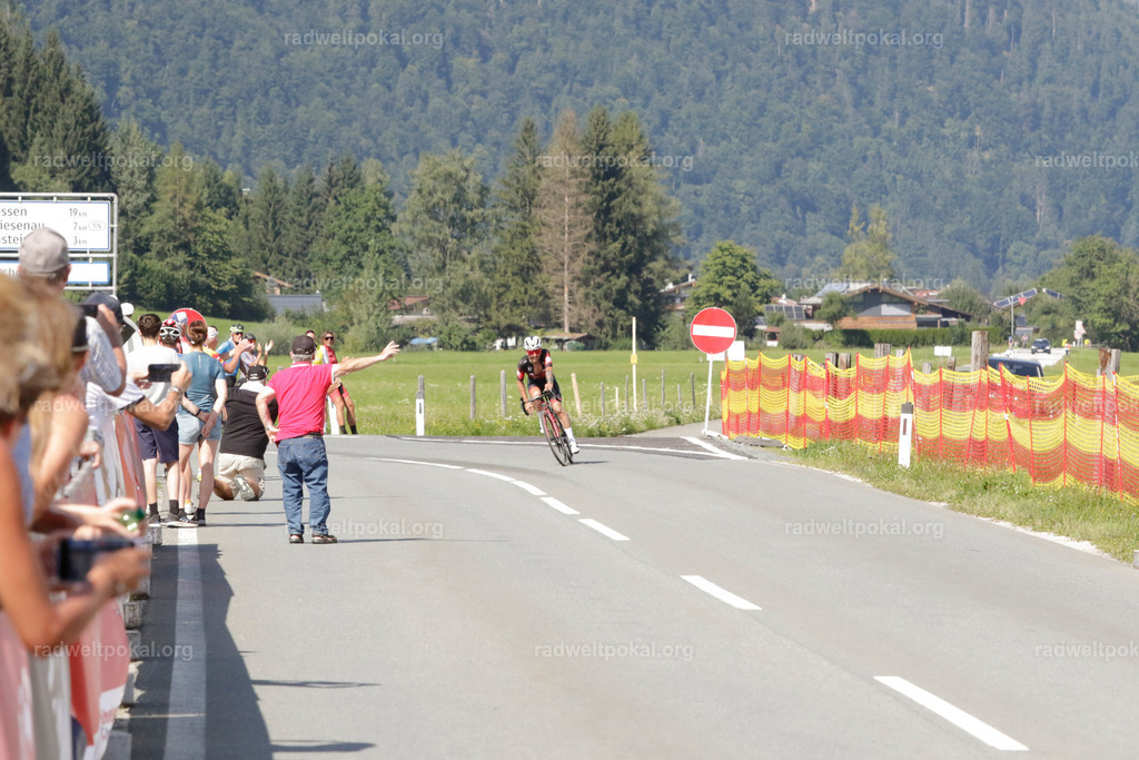 1191_20230817_Bewerb_Maenner_Muehlanger | AUT - OESTERREICH, 2023-08-16: SPORT RENNRAD-FAHREN - 55. INTERNATIONALER RADWELTPOKAL IN ST. JOHANN IN TIROL  - Vintage-Radrennen mit WM-Bronze-Medaillen-Siegerin Christina Schweinberger, den Teilnehmer und Alexander Baumann (vom Orginastions-Team) - TAG 2 BEWERB MAENNER IN SECHS GRUPPEN  ; Foto: Roland Muehlanger