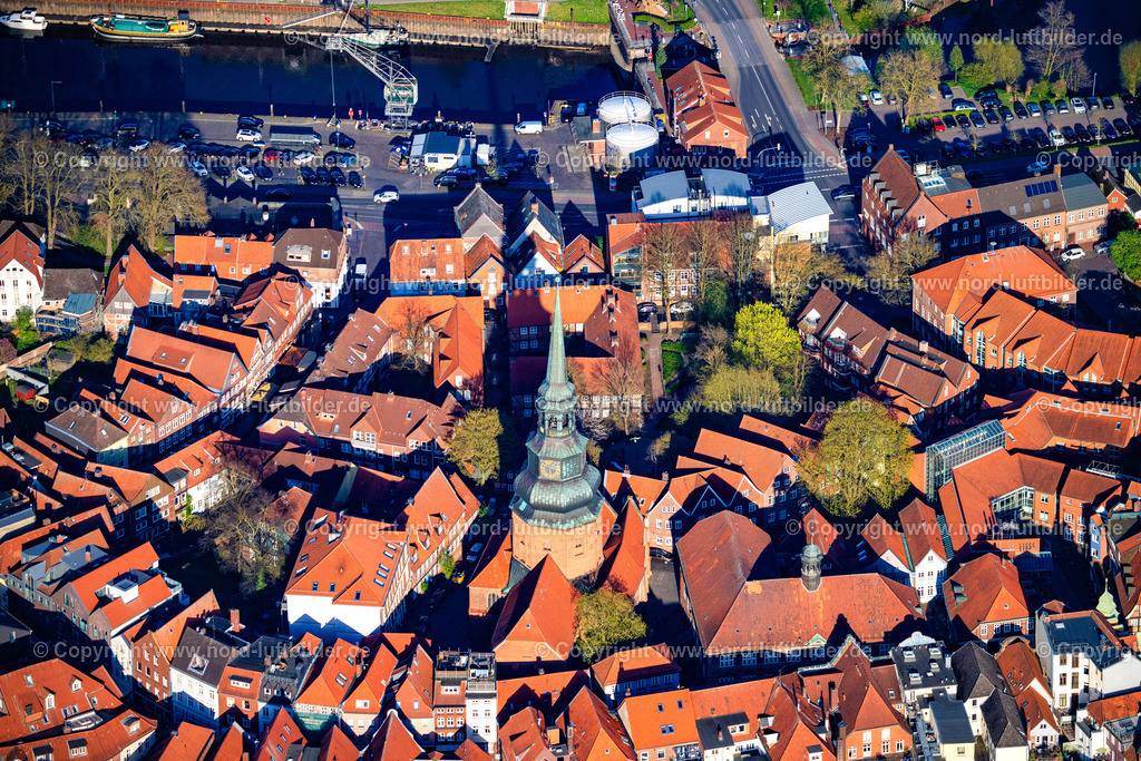 Stade_Altstadt_Cosmea_Kirche_ELS_4588060425 | STADE 06.04.2025 Kirchengebäude der St. Cosmae-Nicolai Kirche am Cosmae-Kirchhof in Stade im Bundesland Niedersachsen. // Church building St. Cosmae-Nicolai church at the Cosmea church graveyard in Stade in the state Lower Saxony. Foto: Martin Elsen