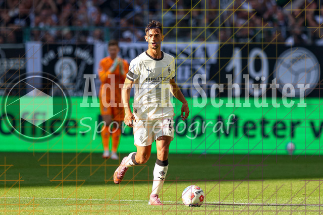 Borussia Mönchengladbach vs Hamburger SV - Bundesliga  | Mönchengladbach, Deutschland, 24.08.25:   Fabio Chiarodia (Borussia Mönchengladbach) in Aktion am Ball, Einzelaktion waehrend des Spiels der Bundesliga zwischen Borussia Mönchengladbach vs Hamburger SV im Stadion im Borussia Park(Foto von Brauer-Fotoagentur / Adrian Schlueter)