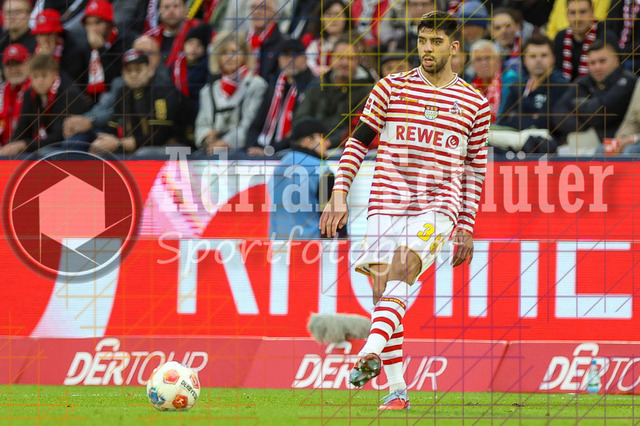 1. FC Köln vs Hamburger SV - 1. Bundesliga  | Köln, Deutschland, 02.11.25:   Cenk Özkacar (1. FC Köln) in Aktion am Ball, Einzelaktion waehrend des Spiels der Bundesliga zwischen  1. FC Köln vs Hamburger SV in der RheinEnergieStadion(Foto von Brauer-Fotoagentur / Adrian Schlueter)