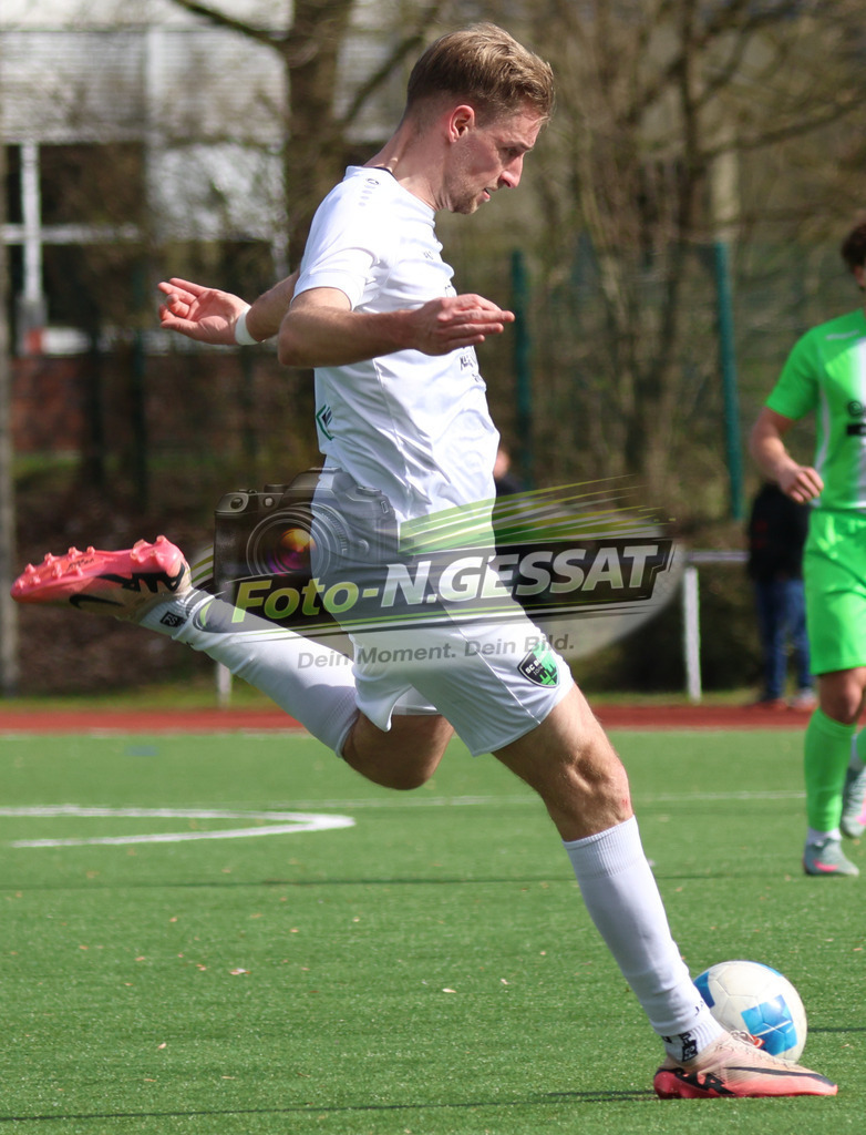 SC Bünde - TuS Ahmsen | Auf dem Bild zu sehen: weiß SC Bünde: Jordan Dusinovic zum 1:0SC Bünde, TuS Ahmsen, Saison 25/26, Bezirksliga, Deutschland - Realisiert mit Pictrs.com