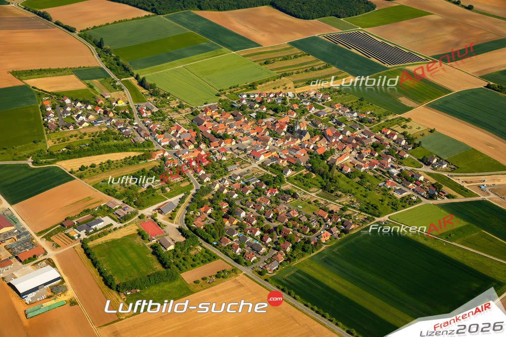 Das Luftbild zeigt Dipbach Bergtheim - Die Luftaufnahme wurde 2023 vom UL-Flugzeug aus erstellt ( keine Drohne ) - Hochauflösende Luftaufnahme - Für grossformatige Ausdrucke geeignet. Die Geschenkidee !Mit Lizenz und Bildrechte bestellbar