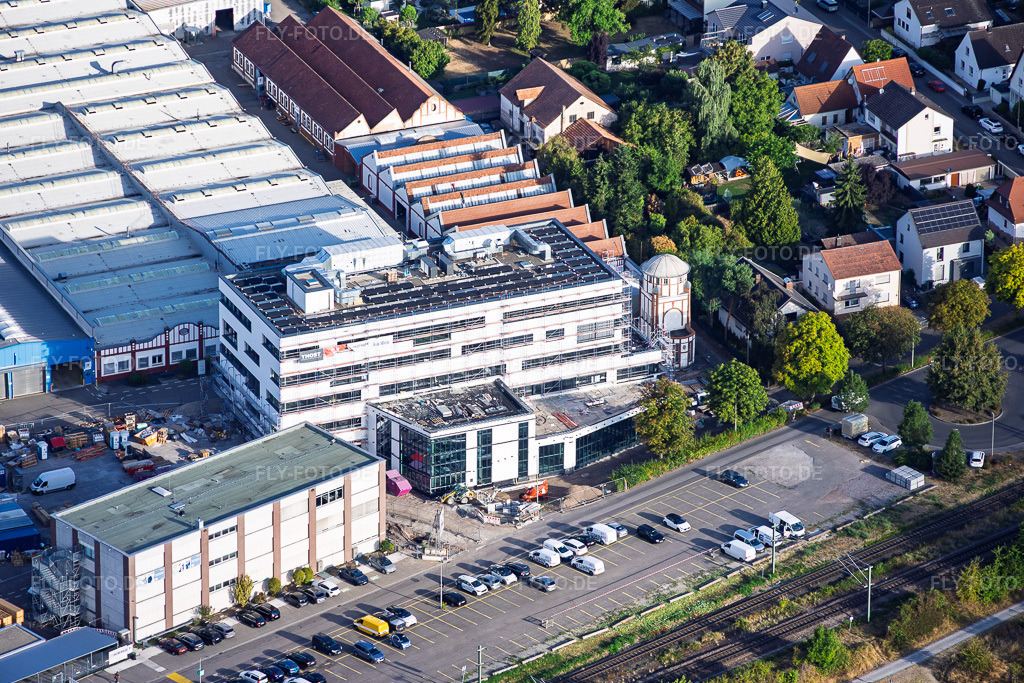 Luftbild: Baustelle zum Bau des neuen Verwaltungsgebäudes der Kardex Remstar in Bellheim im Bundesland Rheinland-Pfalz in Deutschland. – Foto: IMG_158442.jpg vom 06.08.2026 durch Werner Riehm/FLY-FOTO.de – Auflösung des Originals: 5894 x 3929 px – Offizielle von Kardex | Kardex Remstar | Kardex Mlog