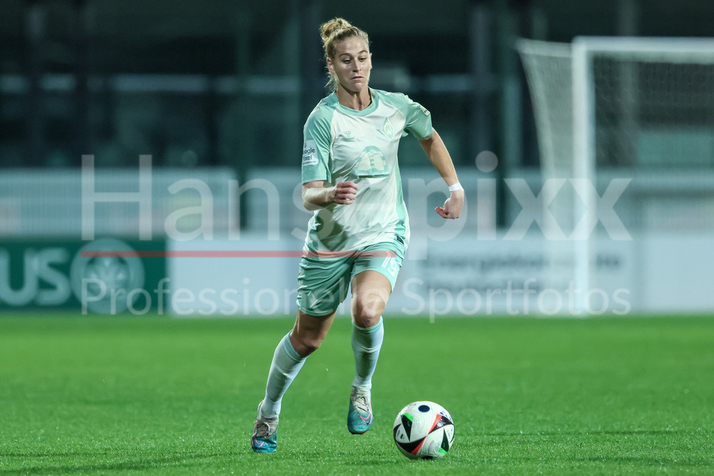 Fussball, Google Pixel Frauen-Bundesliga, RB Leipzig - SV Werder Bremen | v.li.: Saskia Matheis (SV Werder Bremen, 19) am Ball, Freisteller, Einzelbild, Ganzkörper, Aktion, Action, Spielszene, DIE DFB-RICHTLINIEN UNTERSAGEN JEGLICHE NUTZUNG VON FOTOS ALS SEQUENZBILDER UND/ODER VIDEOÄHNLICHE FOTOSTRECKEN. DFB REGULATIONS PROHIBIT ANY USE OF PHOTOGRAPHS AS IMAGE SEQUENCES AND/OR QUASI-VIDEO.